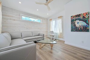 Televisión, chimenea y oficina 