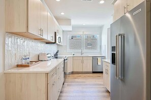 Cafetera y tetera, refrigerador, microondas y horno 