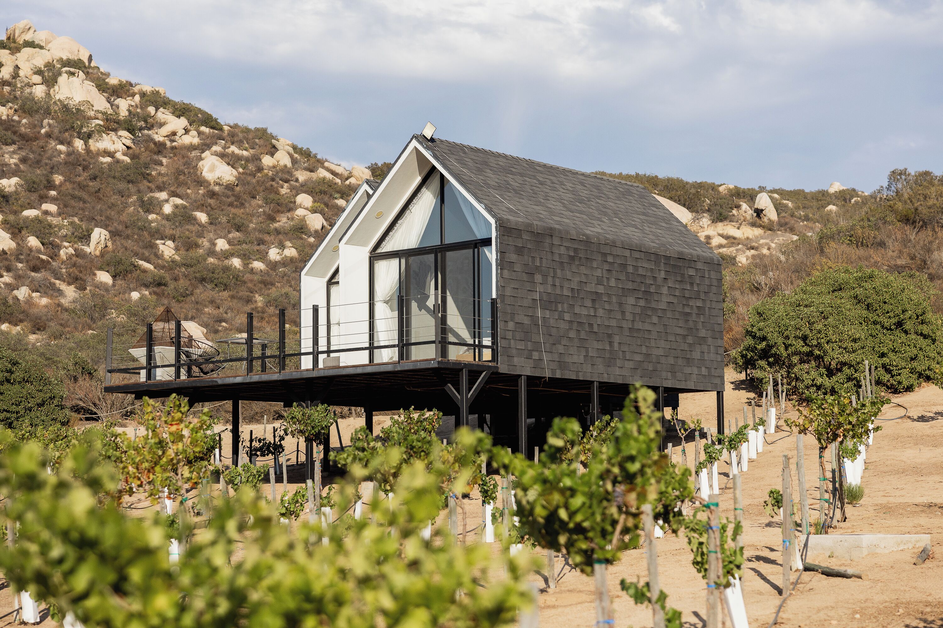 Caja de seguridad en la habitación y tabla de planchar con plancha 