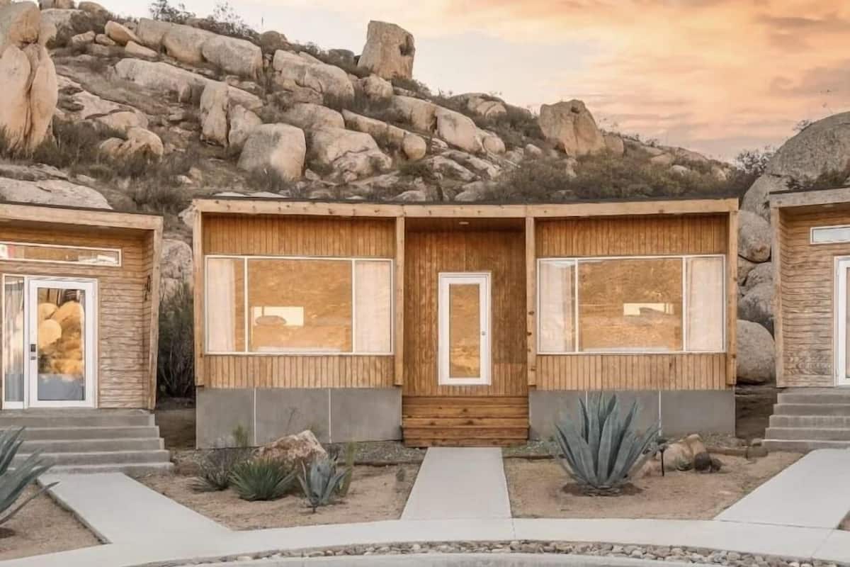 Junior-huone | Ylelliset vuodevaatteet, tallelokero huoneessa, silitysrauta/-lauta