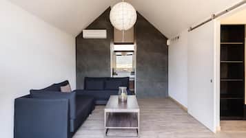 Ropa de cama de alta calidad y caja de seguridad en la habitación