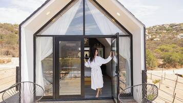 Habitación Deluxe, 1 habitación, vista al viñedo | Ropa de cama de alta calidad y caja de seguridad en la habitación