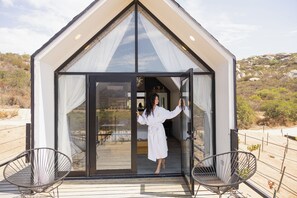 Deluxe Room, 1 Bedroom, Vineyard View | Premium bedding, in-room safe, iron/ironing board, free WiFi