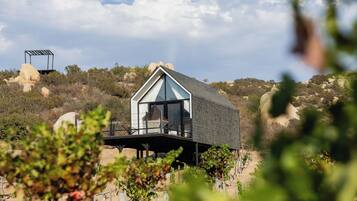 Chambre Deluxe, 1 grand lit, vue sur le vignoble | Coffre-fort, fer et planche à repasser, accès au Wi-Fi (inclus)