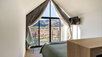 Deluxe Room, 1 Bedroom, Vineyard View | In-room safe, iron/ironing board, free WiFi, bed sheets