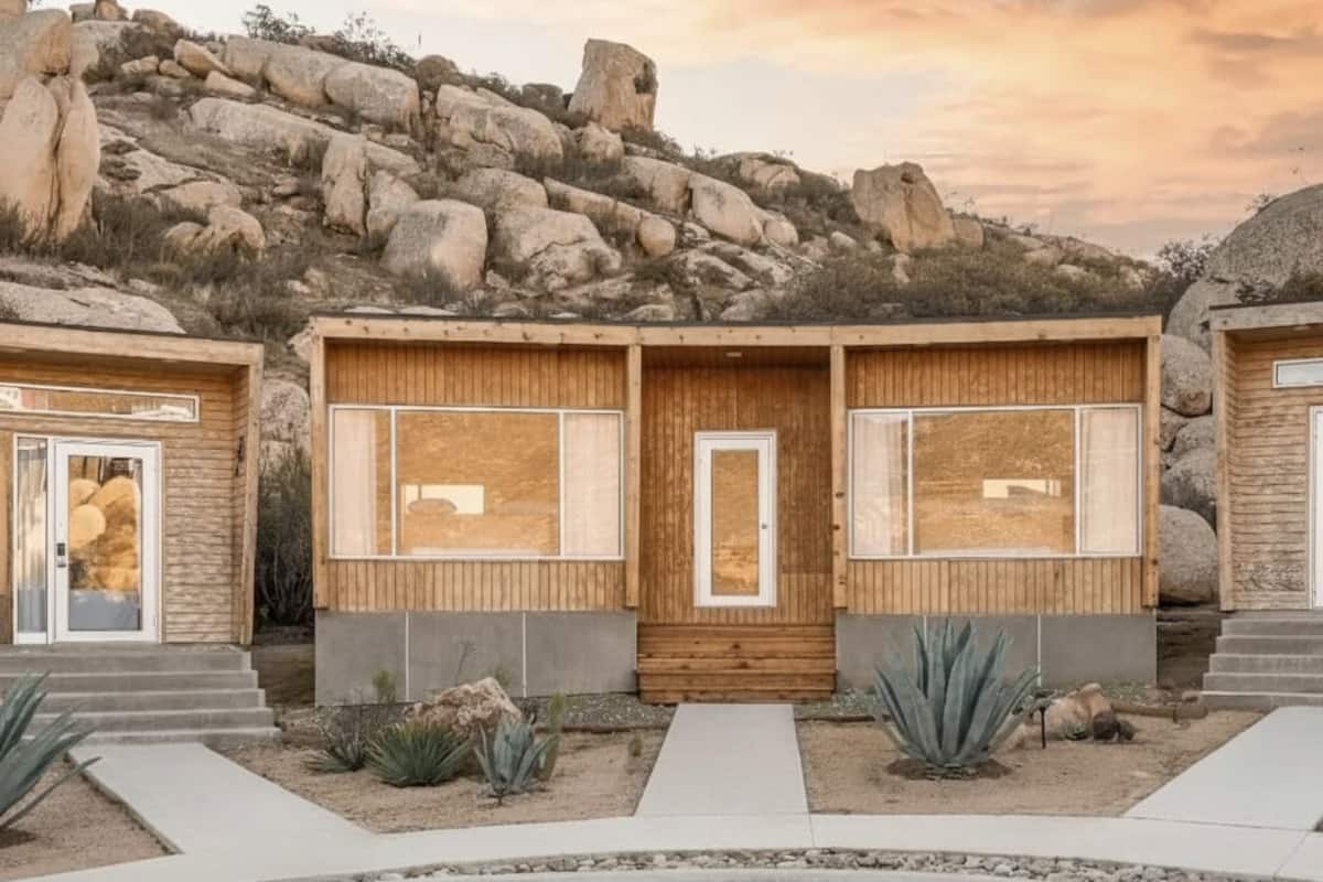 Standard-huone | Ylelliset vuodevaatteet, tallelokero huoneessa, silitysrauta/-lauta