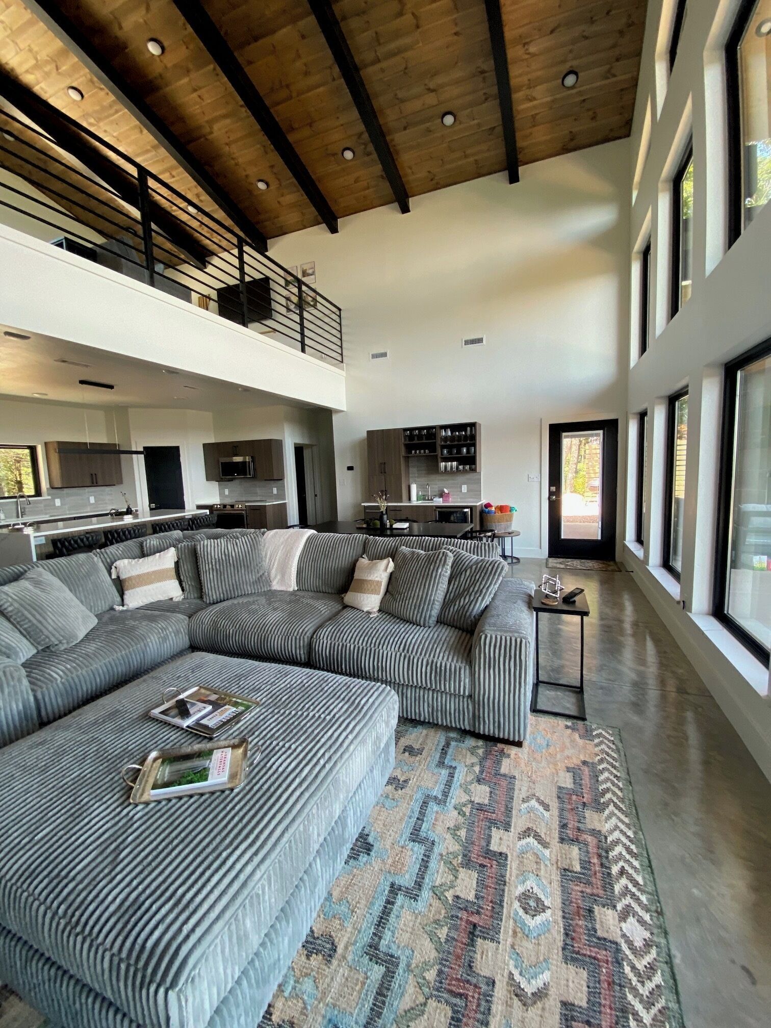 TV connectée, cheminée, baby-foot, livres