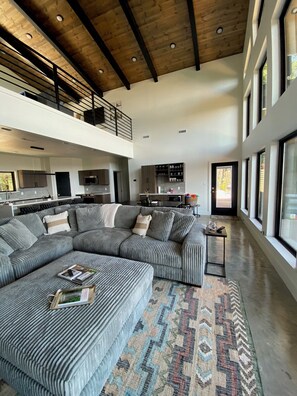 TV connectée, cheminée, baby-foot, livres