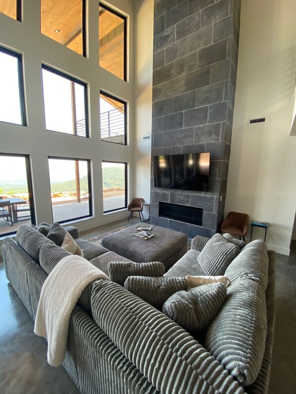 TV connectée, cheminée, baby-foot, livres