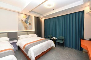 A hotel room with a bed, a desk, a chair, and a curtain. - Junyu Hotel (Guangdong Women's Vocational and Technical College Asian Games Village Branch) (Guangzhou)