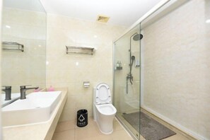 A modern bathroom with a glass-enclosed shower, a white toilet, and a large sink. - Junyu Hotel (Guangdong Women's Vocational and Technical College Asian Games Village Branch) (Guangzhou)