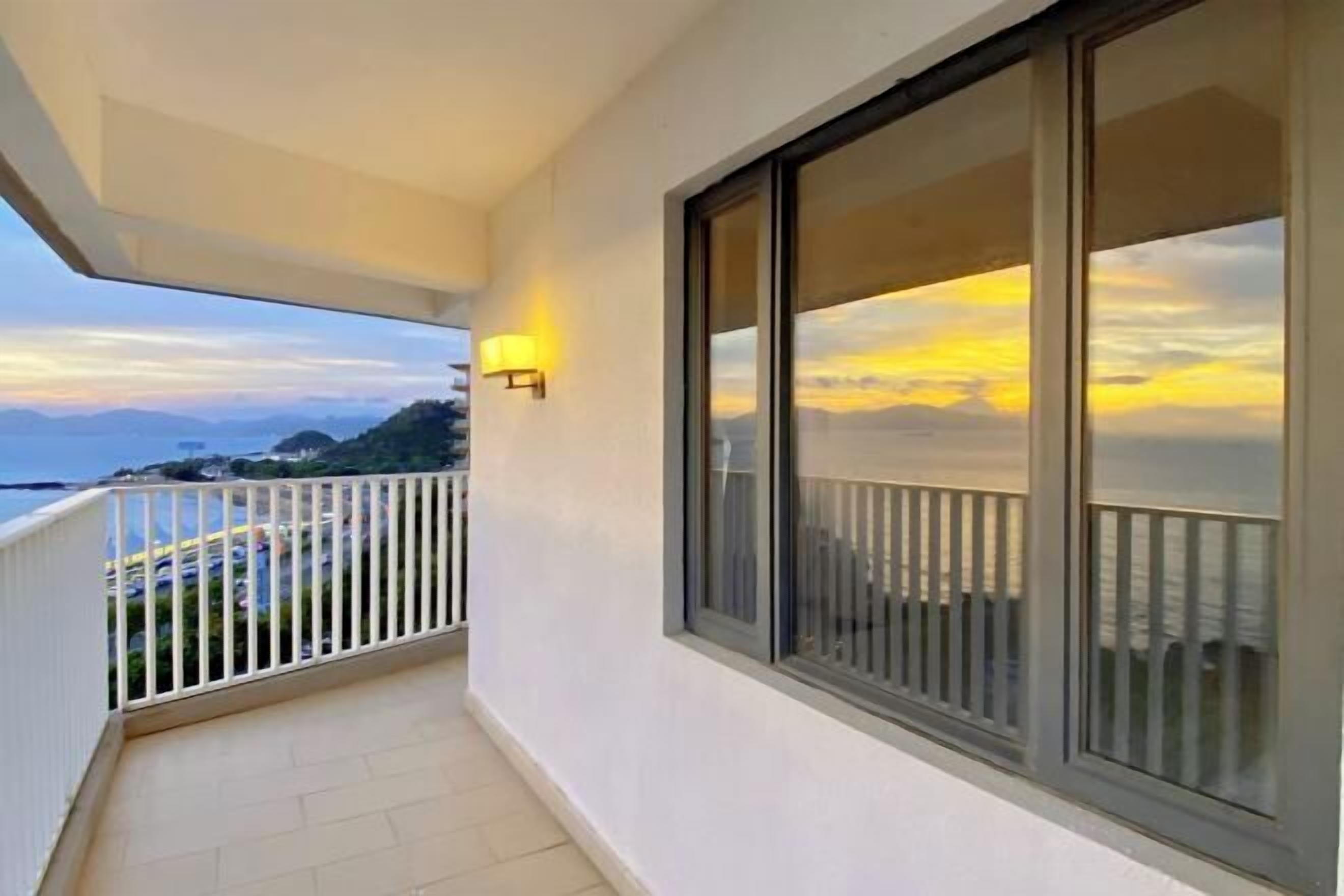 Un balcone con vista sul mare e sul tramonto.