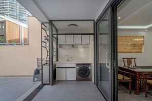 A compact kitchen with a dishwasher, a sink, and a washing machine. - Xunliao Bay Yijing Holiday Sea-view Hotel (Huidong)