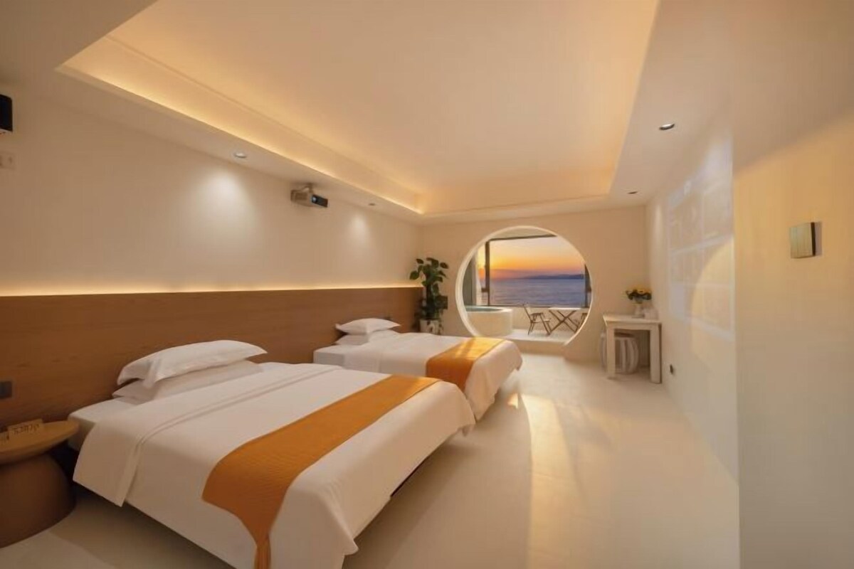 Minibar, güneşlik/perde, çarşaf takımı