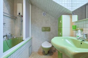 Sèche-cheveux, bidet, serviettes fournies