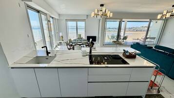 Réfrigérateur, micro-ondes, four, plaque de cuisson