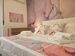 2 habitaciones, escritorio, tabla de planchar con plancha y wifi 