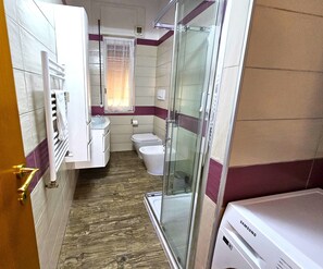 Dusche, Haartrockner, Bidet, Handtücher