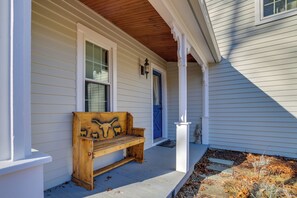 Terrace/patio - Walk to Memorial Park: Pet-Friendly Bethlehem Home (Bethlehem)