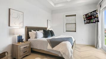 3 slaapkamers, een bureau, een strijkplank/strijkijzer, reisbedje