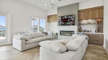 Smart TV, fireplace, books, stereo