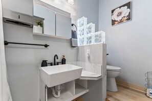 Shower, hair dryer, towels, soap - Stylish Studio Suite Near Downtown Anchorage - Explore Alaska's Beauty with Ease (Anchorage)