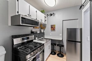 Fridge, microwave, oven, stovetop - Stylish Studio Suite Near Downtown Anchorage - Explore Alaska's Beauty with Ease (Anchorage)