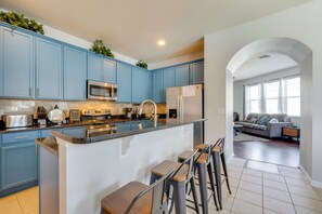 Kühlschrank, Mikrowelle, Herdplatte, Geschirrspüler