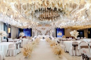 A banquet hall with round tables, white tablecloths, and floral centerpieces. - Xiangjiang International Hotel (Huai'an)