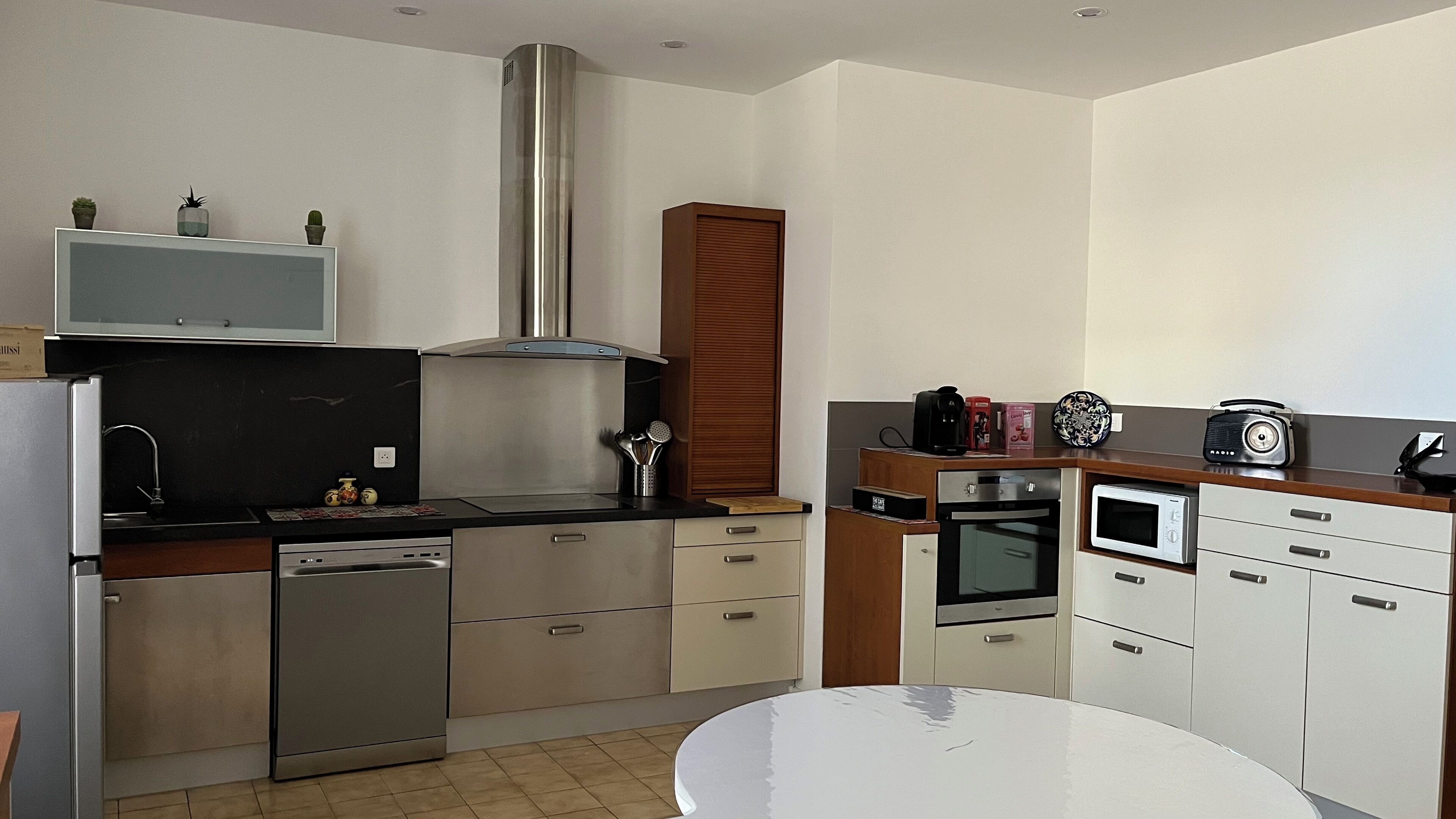 Réfrigérateur, micro-ondes, four, plaque de cuisson