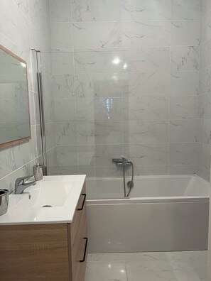 Shower, free toiletries, towels, toilet paper - Maison Familiale Les Hirondelles (Magalas)