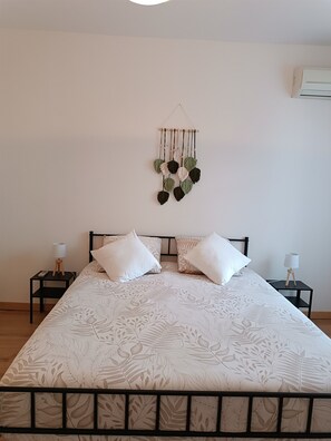 4 bedrooms, iron/ironing board, free WiFi, bed sheets