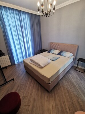 2 habitaciones, escritorio, tabla de planchar con plancha y wifi 