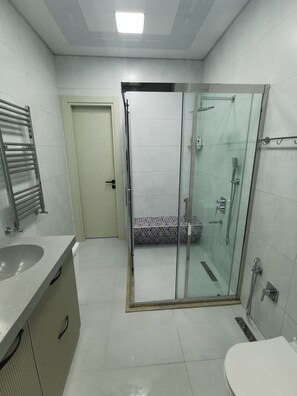 Secadora de cabello, jabón, shampoo, papel de baño 