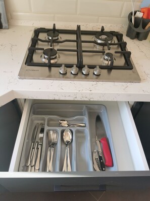 Refrigerador, microondas, horno y parrilla de estufa 