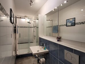 Douche, sĂšche-cheveux, serviettes fournies, savon