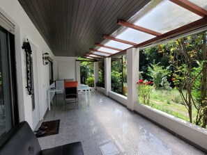 Outdoor dining - ROSE Apartment 50 qm with Veranda ang garden  (Bad Nauheim)