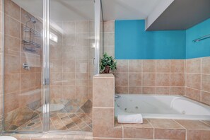 Superior-Apartment, Stadtblick | Badezimmer | Badewanne und Dusche (separat), Whirlpool, kostenlose Toilettenartikel
