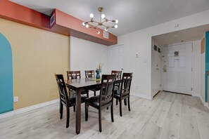 Superior-Apartment, Stadtblick | Essbereich im Zimmer