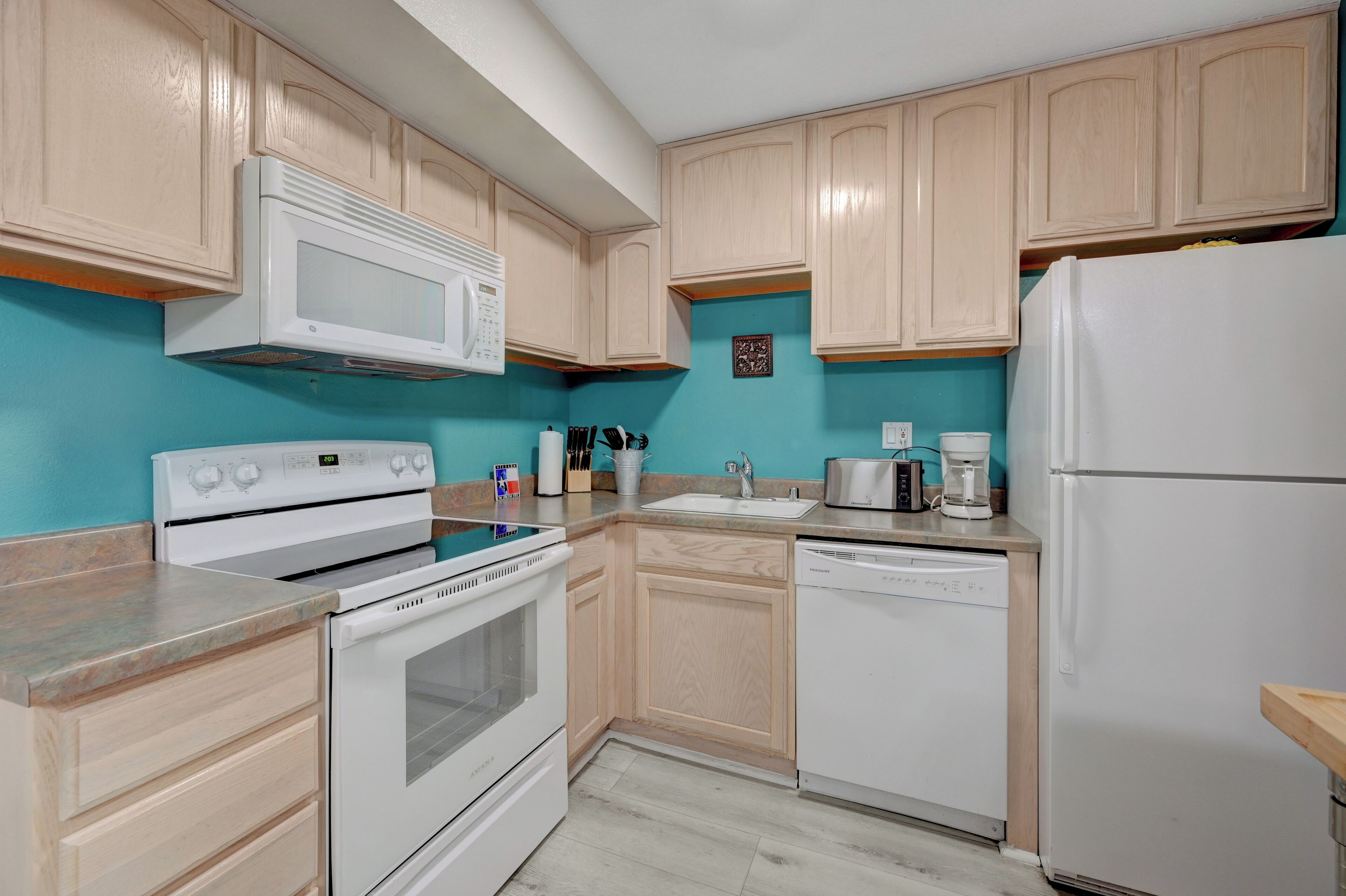 Refrigerador con freezer, microondas, horno, placa de cocina