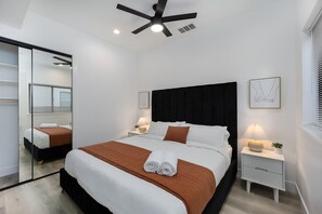 2 bedrooms, iron/ironing board, WiFi, bed sheets - Luxurious 2BR Condo in DT Sac w/ In-Unit Laundry (Sacramento)