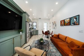 TV - Luxurious 2BR Condo in DT Sac w/ In-Unit Laundry (Sacramento)