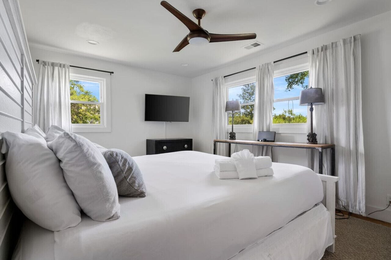 3 bedrooms, iron/ironing board, WiFi, bed sheets