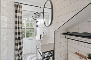 Douche, baignoire à jets, sèche-cheveux, bidet