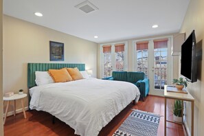 4 bedrooms, desk, iron/ironing board, WiFi