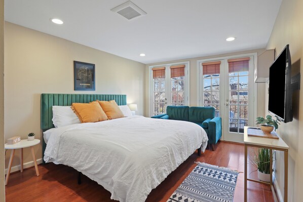 4 bedrooms, desk, iron/ironing board, WiFi