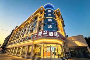 A multi-story hotel with a prominent sign indicating it is a hotel.