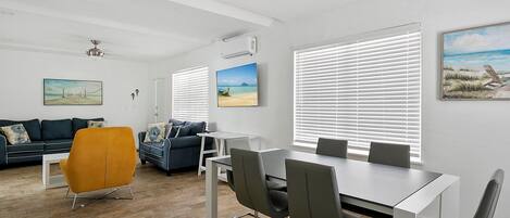 ดีลักซ์อพาร์ทเมนท์, เห็นวิวมหาสมุทรบางส่วน | บริเวณนั่งเล่น