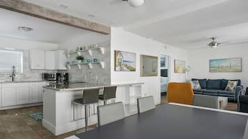 Deluxe Apartment, Partial Ocean View | Living area