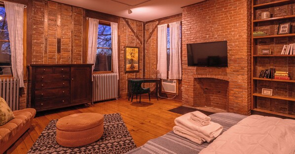 3 bedrooms, iron/ironing board, free WiFi, bed sheets - 3-bedroom apartment in charming Beacon with WiFi, AC (Beacon)